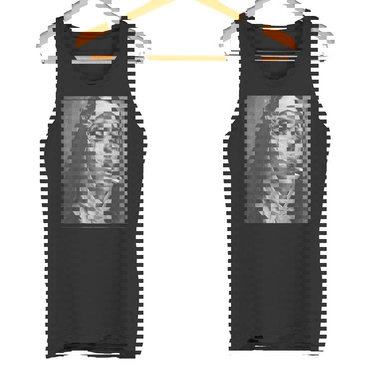 熱い修道女がタバコを吸う、反抗的な修道女 タンクトップ