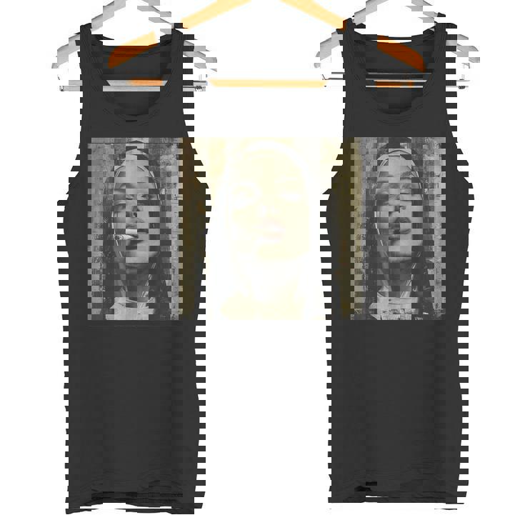 熱い尼僧がタバコを吸う、反抗的な尼僧 タンクトップ