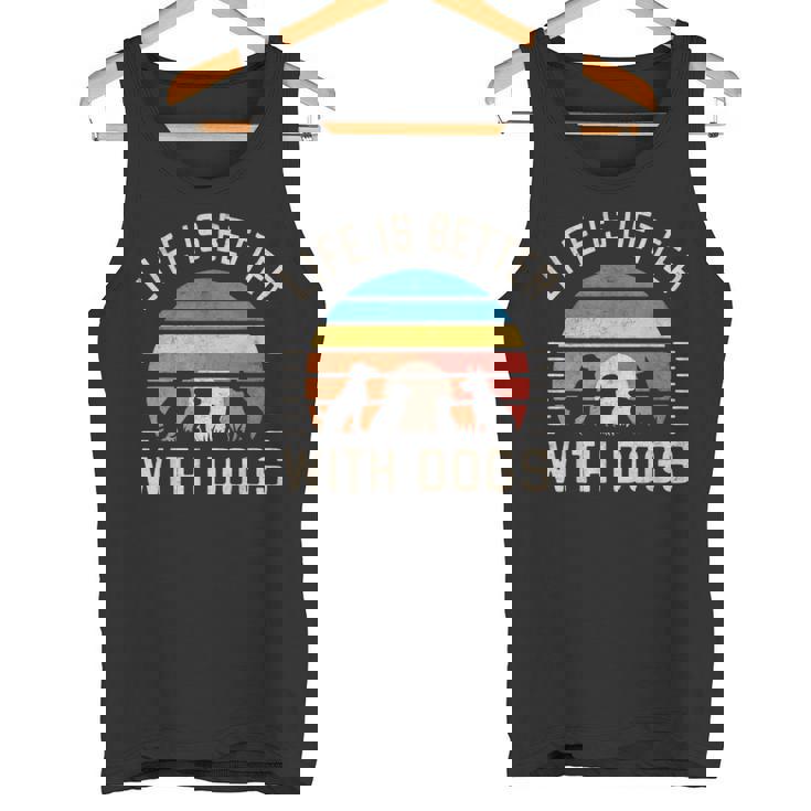 犬と一緒に暮らすのは タンクトップ