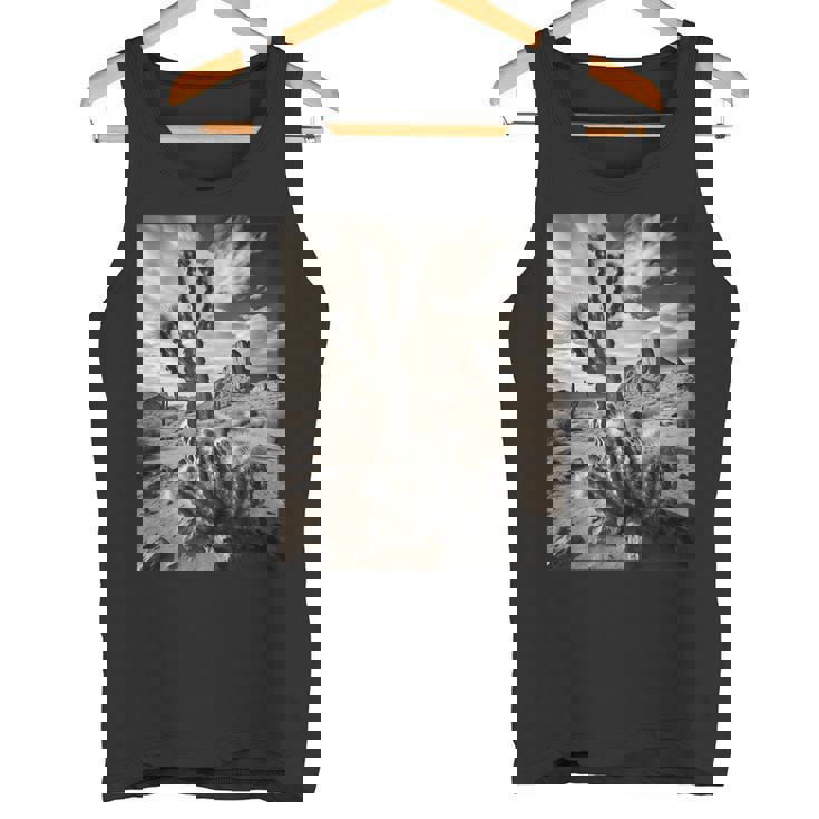 砂漠のサボテンのモノクロ写真 タンクトップ