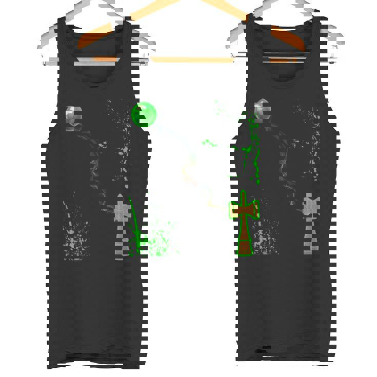 緑のスプレーの木のけん玉を渡ってガラスの球体に煙の波 タンクトップ