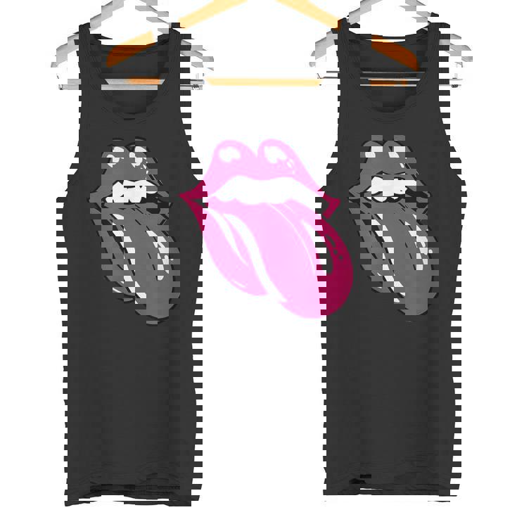 舌を広げた唇 タンクトップ