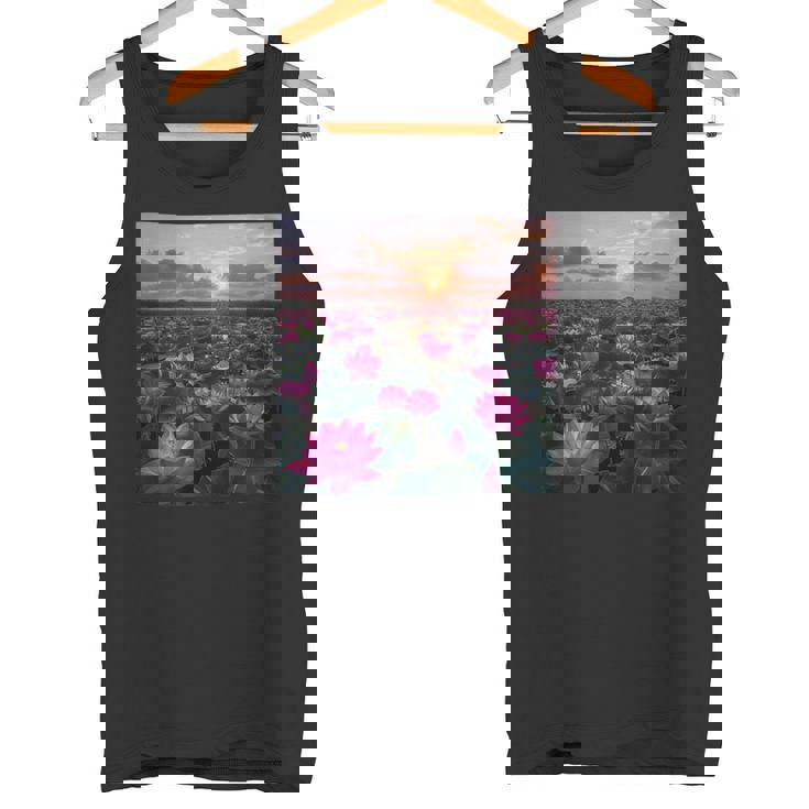 蓮の花畑 美しい夕日のグラフィック タンクトップ