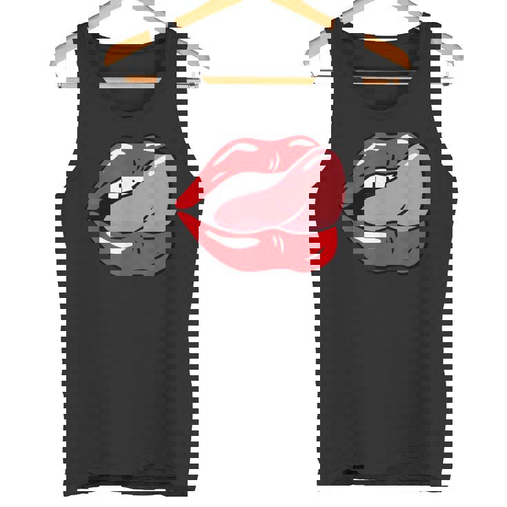 赤い唇を舐めるロックンロールグラフィック。 タンクトップ