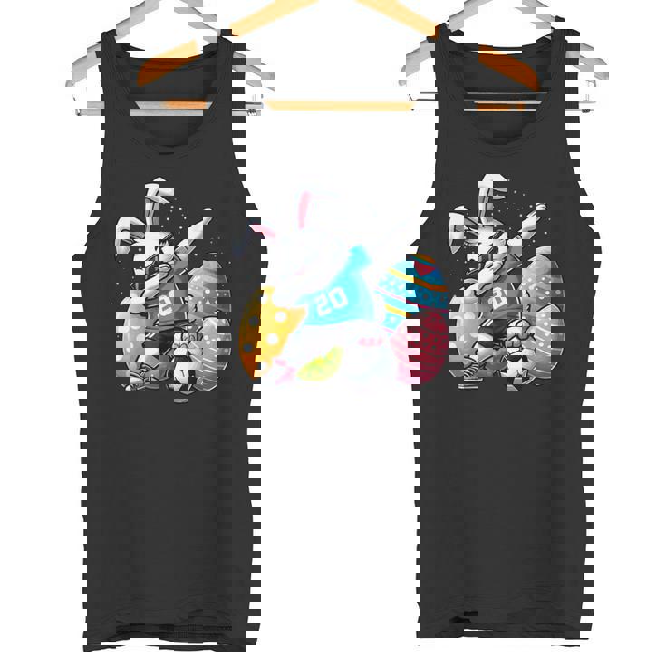 面白いイースターバニーとサッカーボールで軽くたたくイースターバニー。 タンクトップ