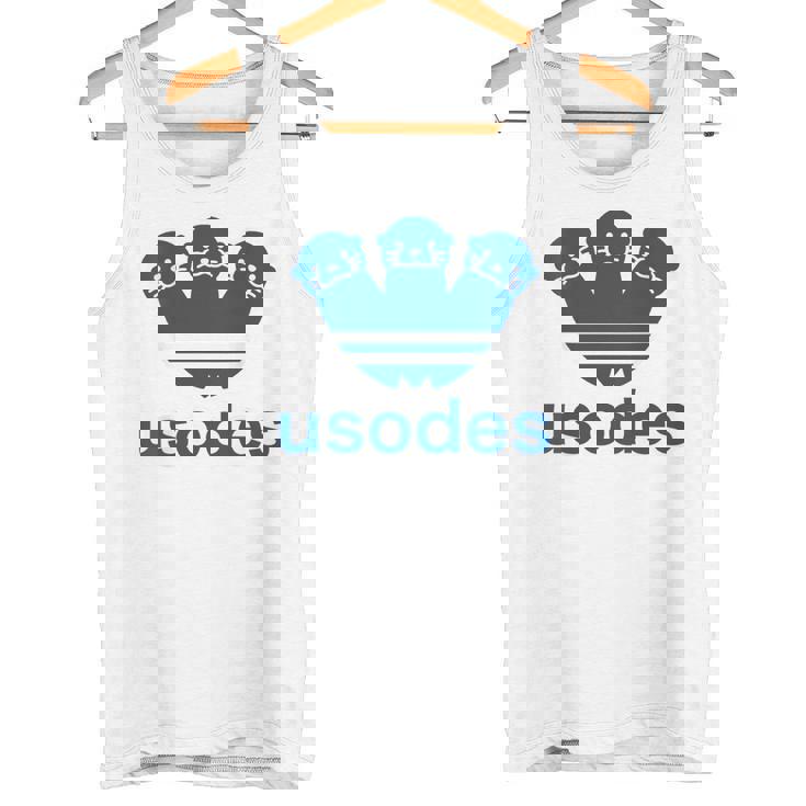 【バックプリント・背中側】ウソデス Usodes かわうそです。《ブルー 青》スポーツ ブランド パロディ 面白い タンクトップ