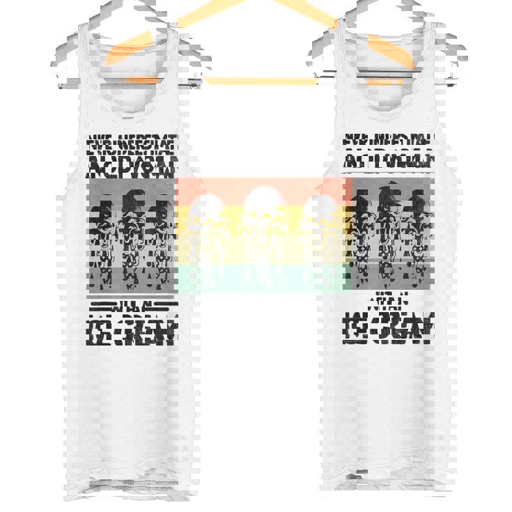 アイスクリームを持った老婆を決して過小評価しない タンクトップ