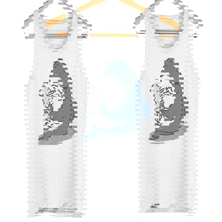 イカを噛み切ることができないサメ タンクトップ