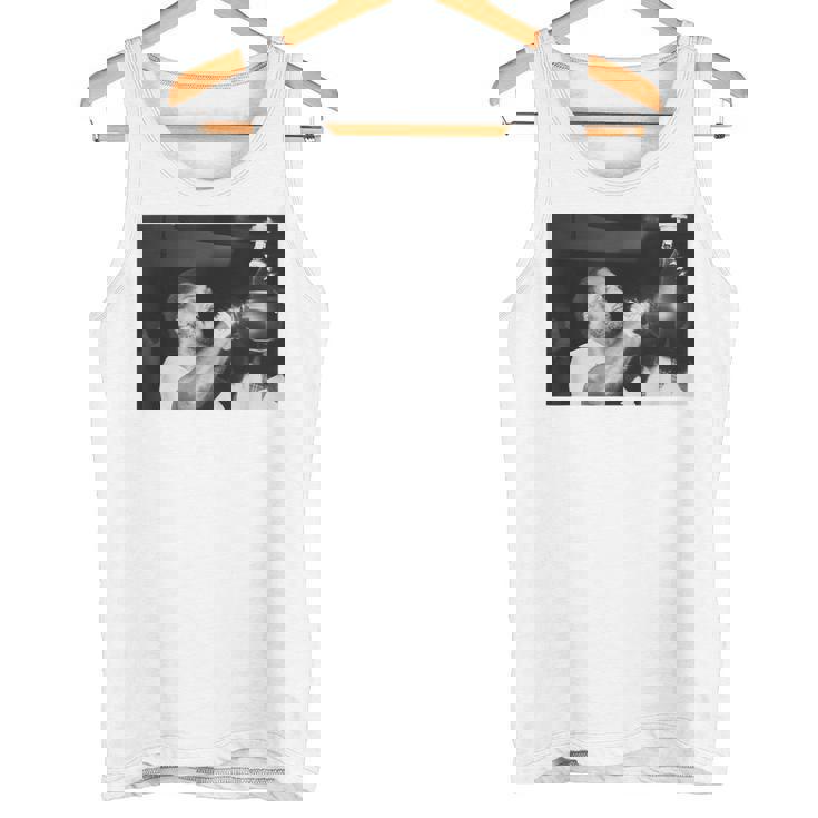 ジョー・フレイジャーが2度目のムハンマド・アリボクシングファイトに備える タンクトップ