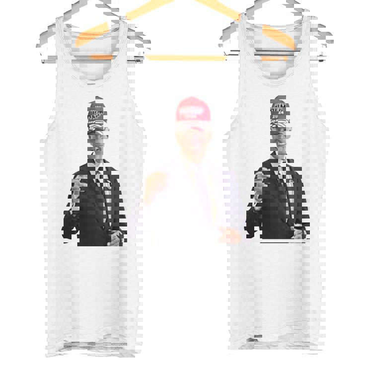 トランプの帽子をかぶったバイデンの陽気なグラフィック 長袖tシャツ タンクトップ