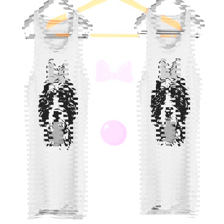 バブルガムを持つバーネドゥードル犬 タンクトップ