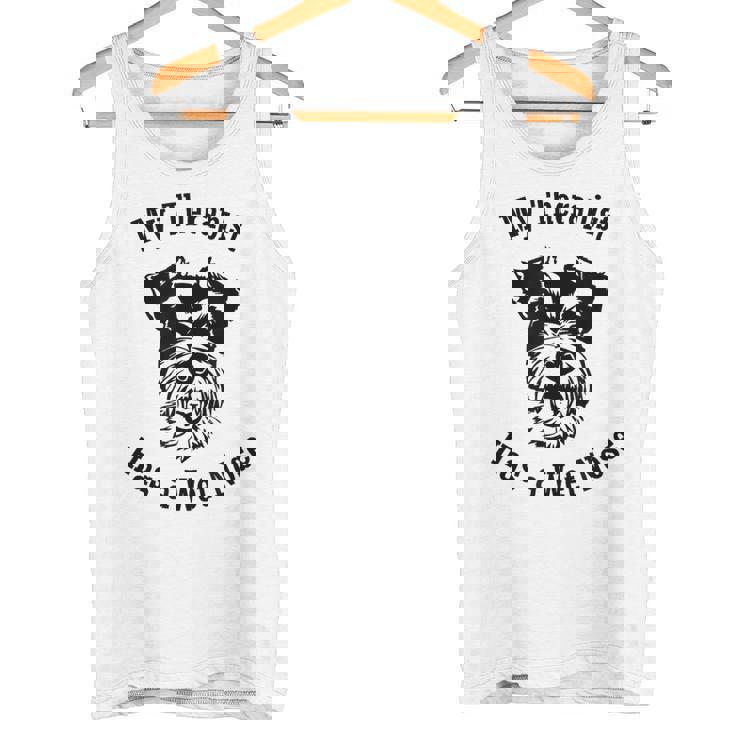 ミニチュアシュナウザー 私のセラピストは鼻が濡れています タンクトップ