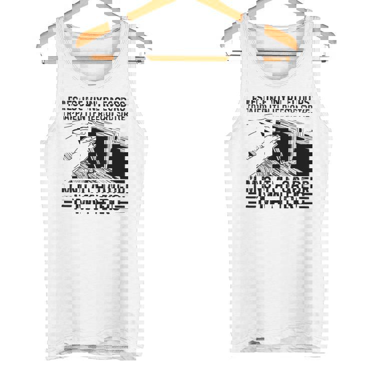 レコード屋に閉じ込められたビニールレコードを救出する タンクトップ