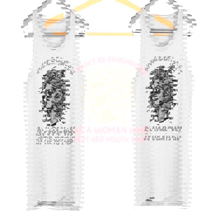 口を閉じた女として 記憶されない タンクトップ