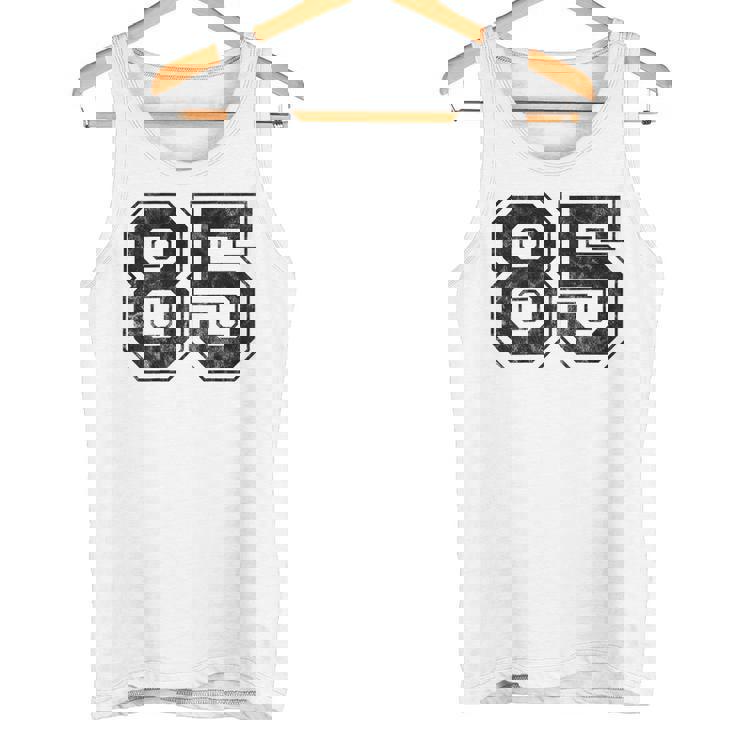 背中に85番 タンクトップ