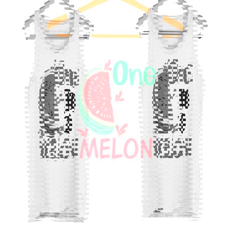 面白いスイカ ハワイのビーチでの休暇 メロンの中のかわいいもの タンクトップ