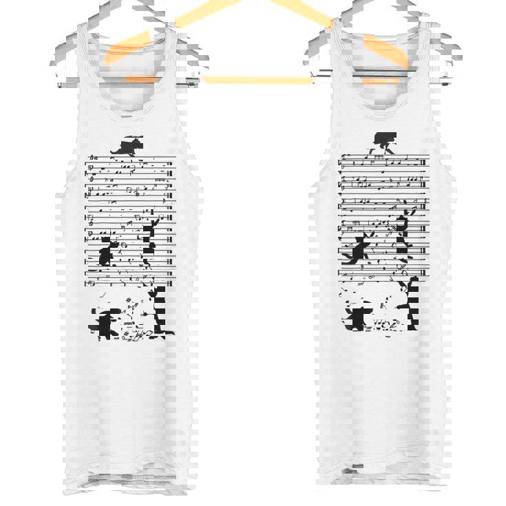 音楽譜上の遊ぶ猫のシルエットデザイン ピアノ音符 遊び心のある猫 猫 ジョーク かわいい 動物好き ギャグ好き タンクトップ