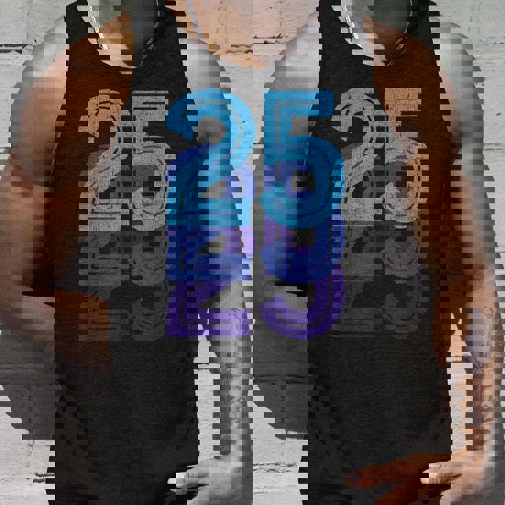 25ラッキーナンバー25歳の誕生日スポーツチーム-25 タンクトップ 彼への贈り物