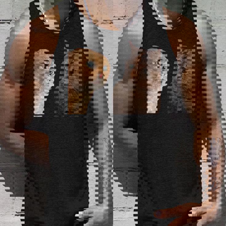 2匹の猫がミームを話す タンクトップ 彼への贈り物