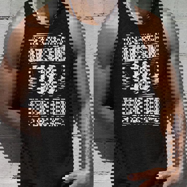 38歳の誕生日プレゼントは私に38歳をもたらしました 良い 面白い 38歳 タンクトップ 彼への贈り物