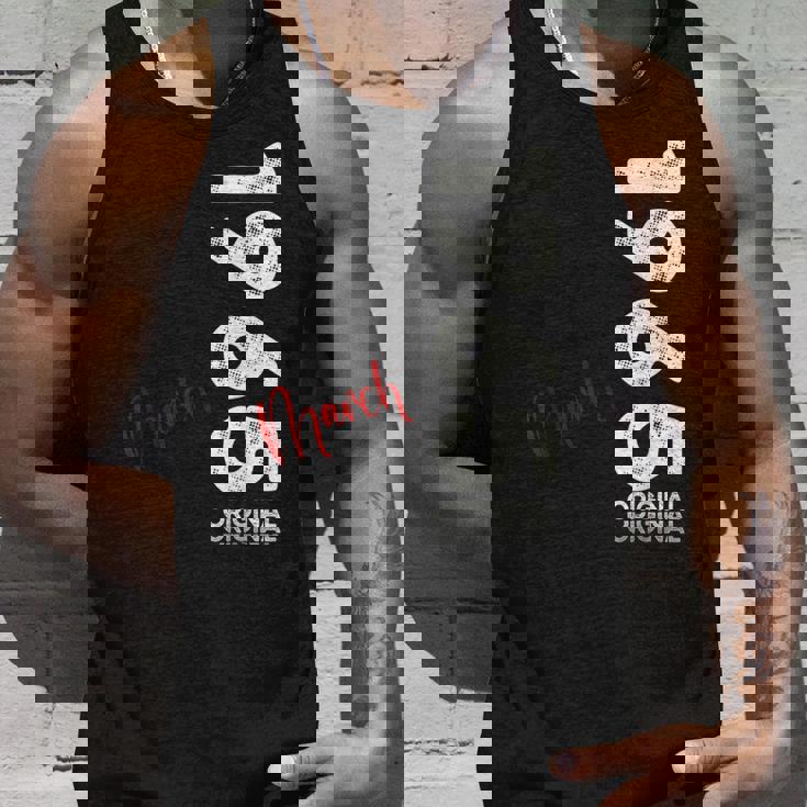 60 歳の誕生日 男性 オリジナル 3月 ヴィンテージ 1965 年 ギフト タンクトップ 彼への贈り物