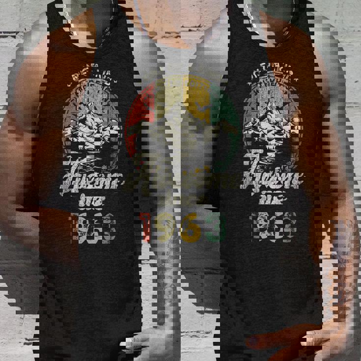 62歳の誕生日 1963年創業のレトロな山々 タンクトップ 彼への贈り物