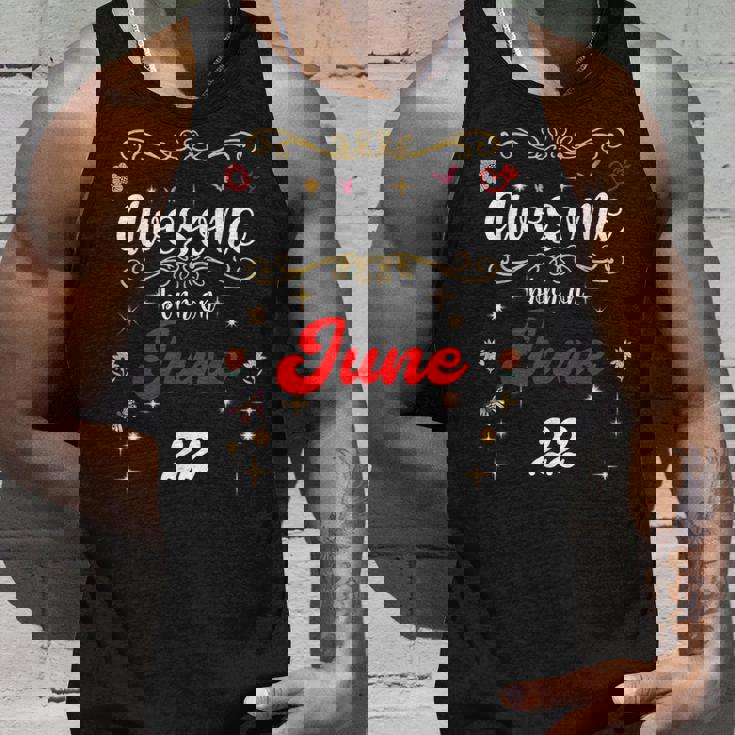 6月22日の誕生日に生まれた素晴らしい花と蝶。 タンクトップ 彼への贈り物