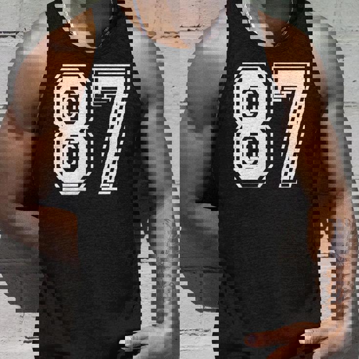 87番の前面と背面にホワイトのプリント。 タンクトップ 彼への贈り物