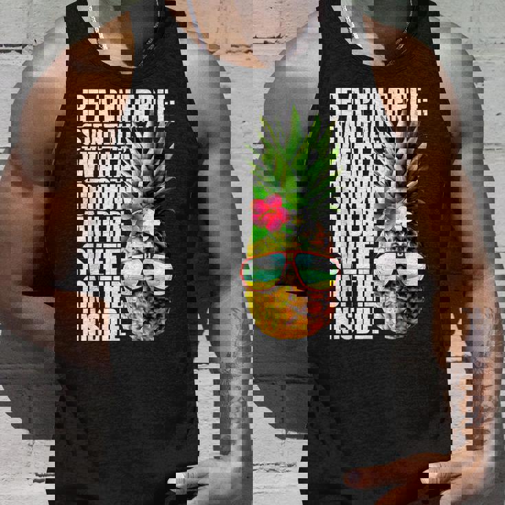 Be A Pineapple Wear A Crownweet Inside アロハ・ハワイパイナップル タンクトップ 彼への贈り物