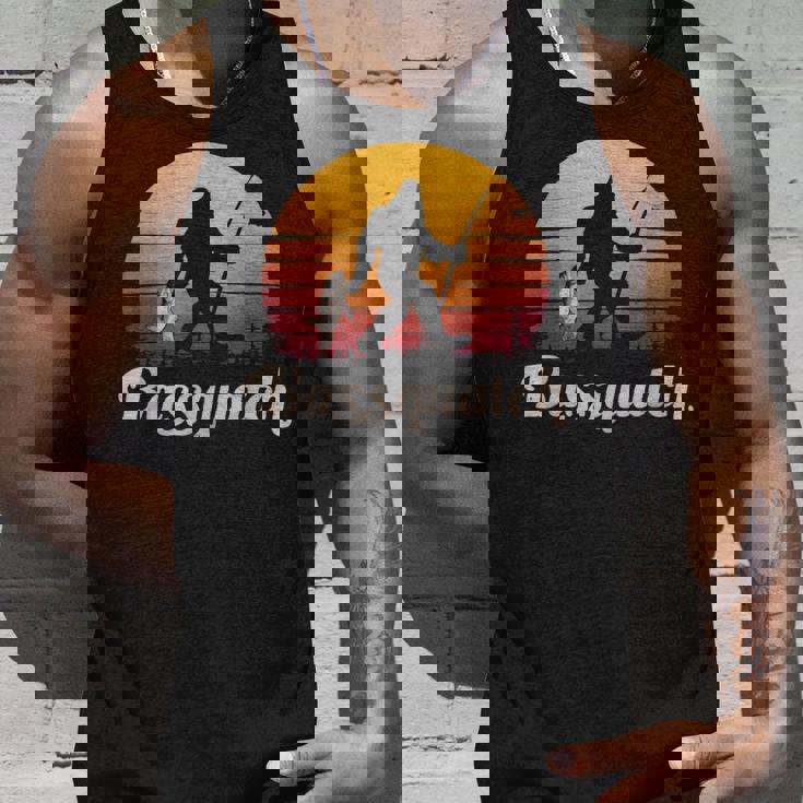 Basssquatch ビッグフット 釣り バス フォレスト シルエット タンクトップ 彼への贈り物