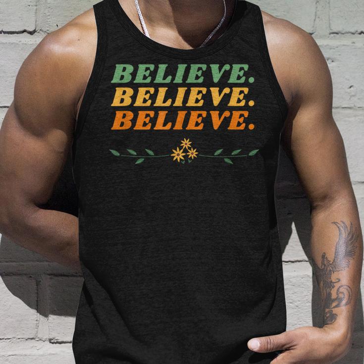 Believe Inspirational Motivational Message Of Hope タンクトップ 彼への贈り物