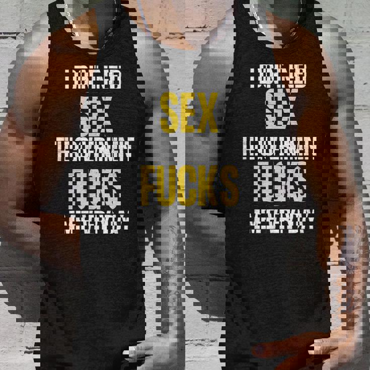 I Don't Needegs The Government F's Me Daily タンクトップ 彼への贈り物