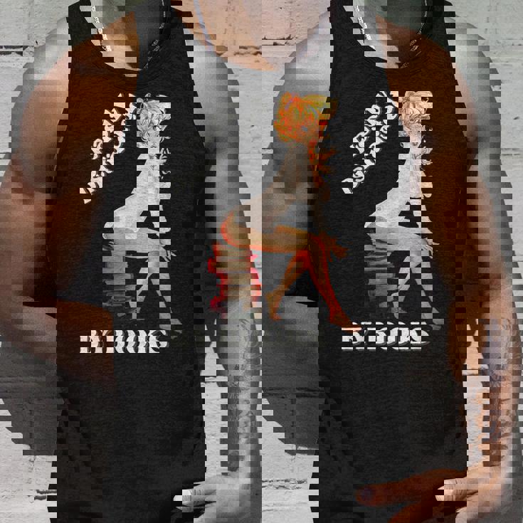 Easily-Distracted By Books ピンナップガール セクシーアニメ レトロアート タンクトップ 彼への贈り物