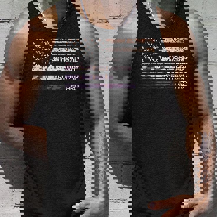 Husband Daddy Protector Hero American Flag Cool Dad タンクトップ 彼への贈り物
