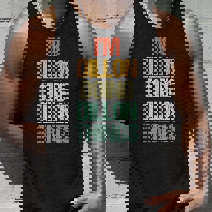 I'm Dillon Doing Dillon Things – 楽しい言葉でクールな名前ディロン タンクトップ 彼への贈り物