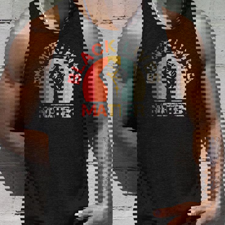 Lives Matter Raised Fist Retrointage No Racism タンクトップ 彼への贈り物
