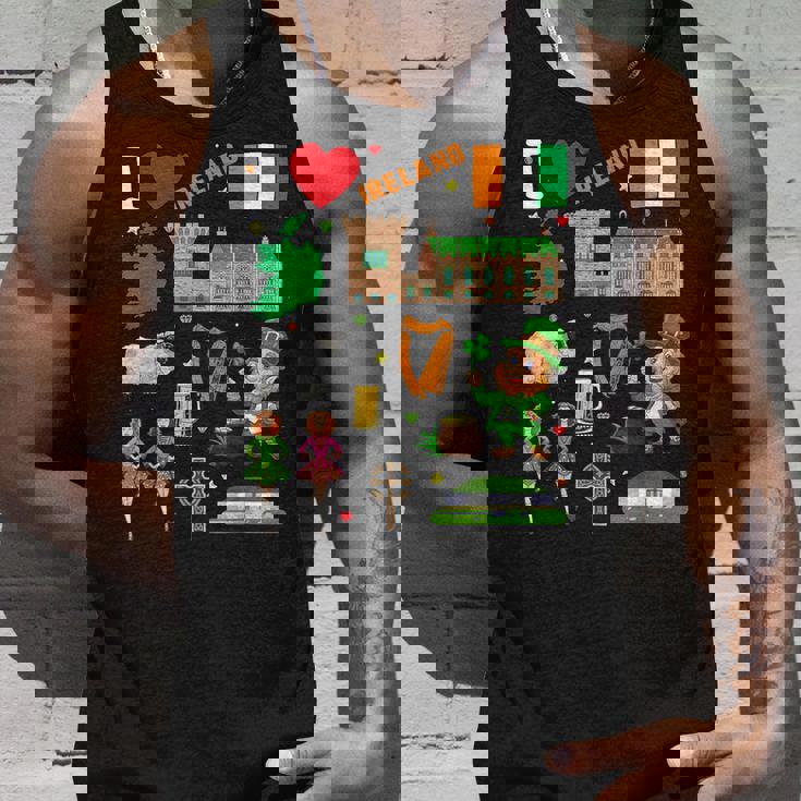 I Love Ireland。手描きアイルランドのランドマーク、旗、地図 タンクトップ 彼への贈り物