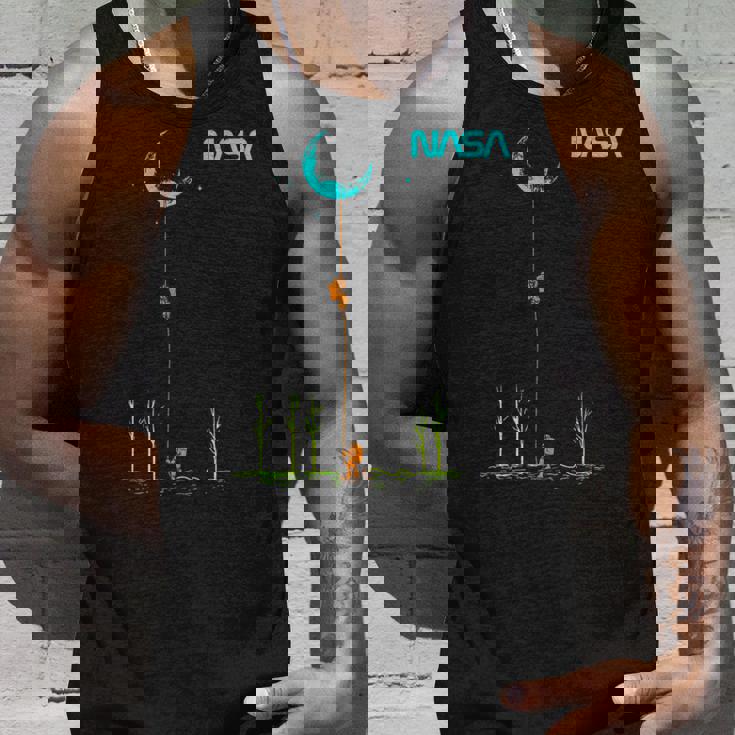 Nasaの宇宙飛行士がロープを登ってムーンワームのロゴを目指す タンクトップ 彼への贈り物