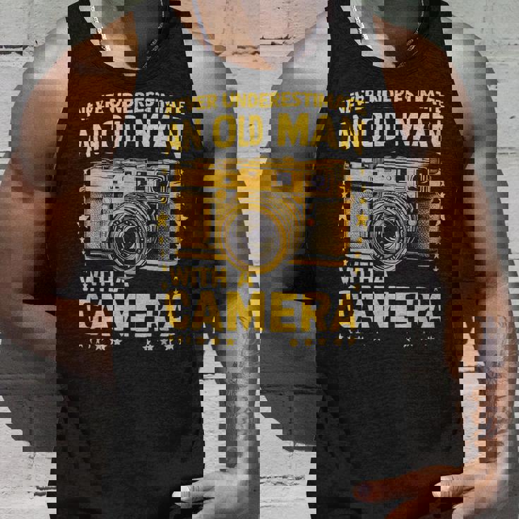 Never Underestimate An Old Man With A Camera レトロ ヴィンテージ タンクトップ 彼への贈り物