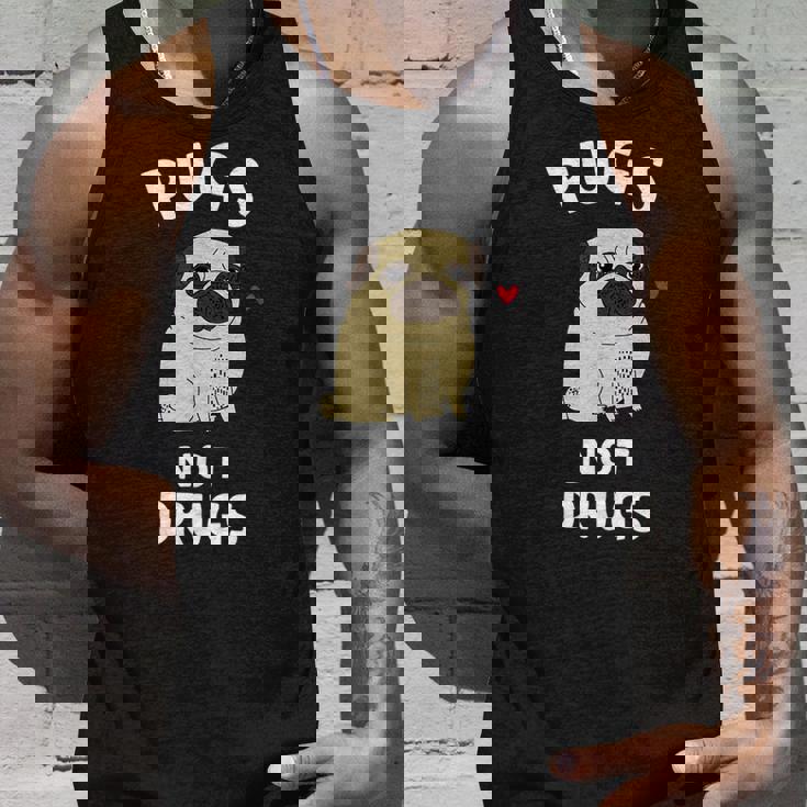 Pugs Not Drugs 犬好きのtシャツペットへの面白いプレゼント タンクトップ 彼への贈り物