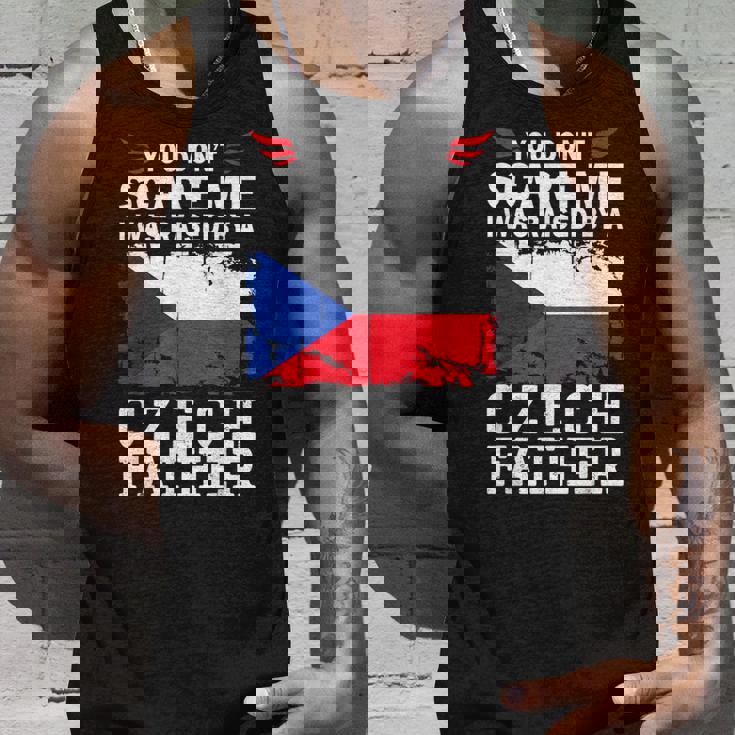Raised By A Czech Father Father's Day Czech Republic Flag タンクトップ 彼への贈り物