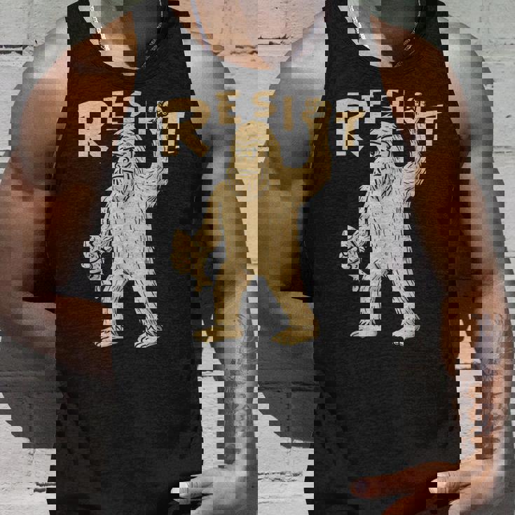 Resist サスカッチティー—面白いクリプティッド抗議 タンクトップ 彼への贈り物