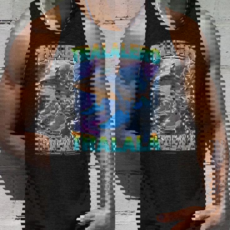 Tralalero Tralala 面白いサメ 靴付き ミーム タンクトップ 彼への贈り物