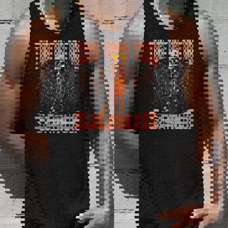 Tung Tung Tungahur 海賊版ブレインロットイタリアンブレインロットミーム タンクトップ 彼への贈り物