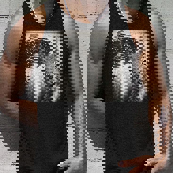 Ufoとリス自撮り面白いリス愛好家 タンクトップ 彼への贈り物