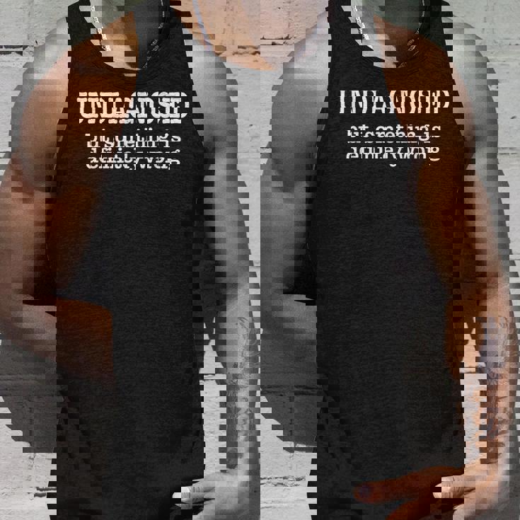 Undiagnosed Butomething Is Definely Wrong 面白い引用 タンクトップ 彼への贈り物