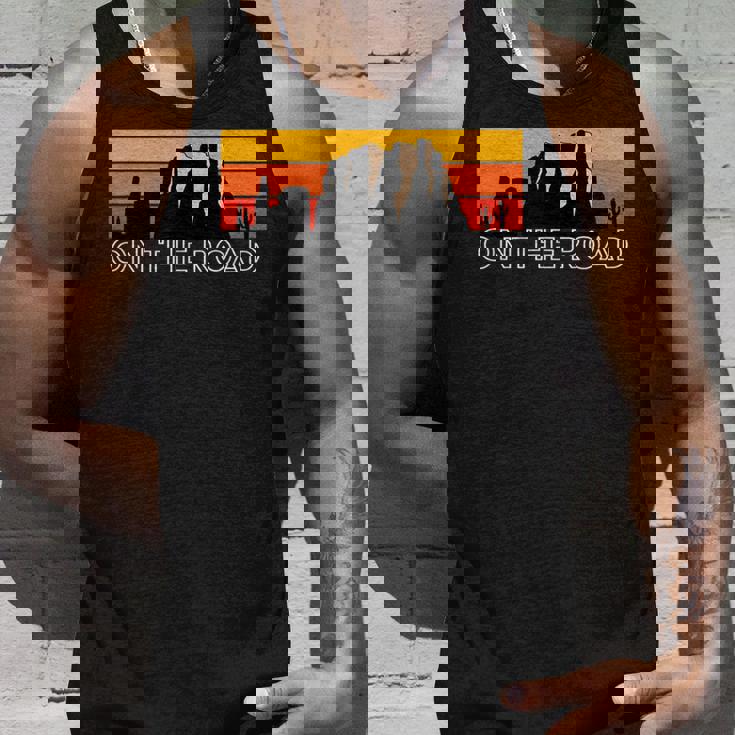 Wanderlust Canyon & Mountains On The Road タンクトップ 彼への贈り物