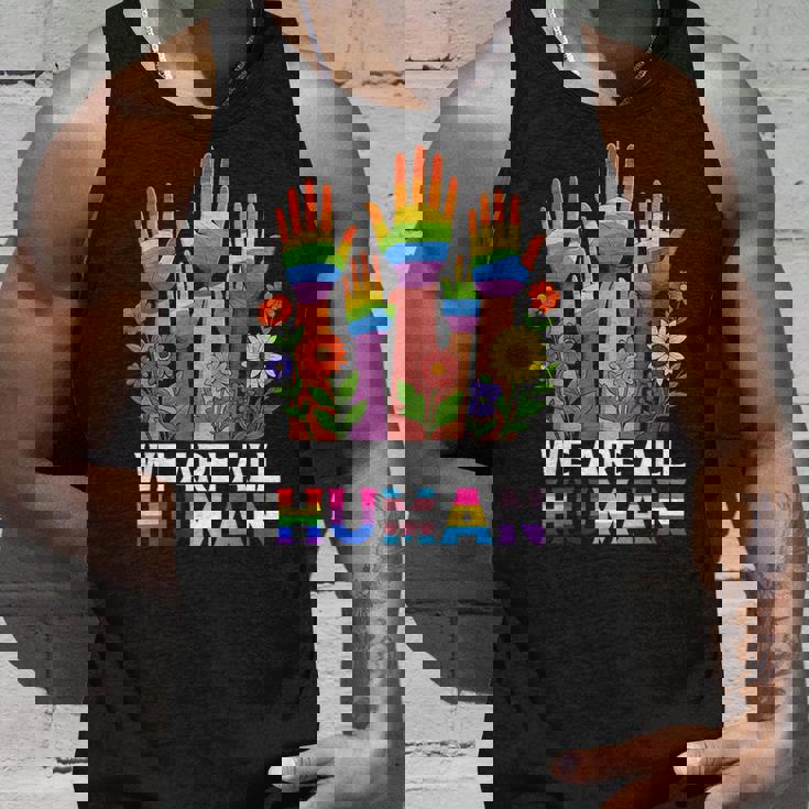 We Are All Human レインボー Lgbt Lgbtq トランスジェンダー ハンドフラワー タンクトップ 彼への贈り物