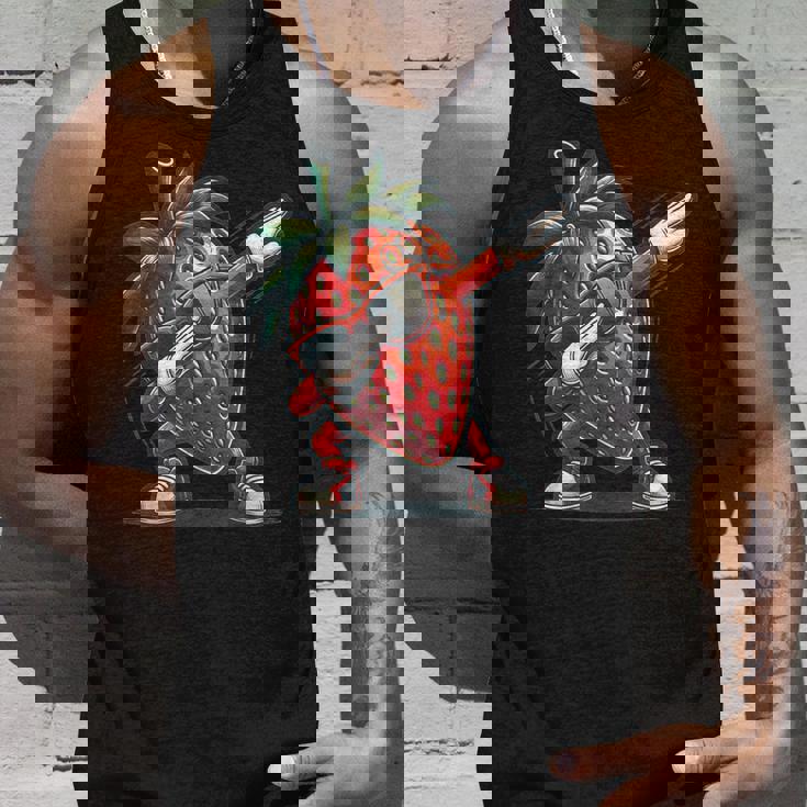 いちごを軽くたたくダンスいちごの果実を軽くたたく タンクトップ 彼への贈り物