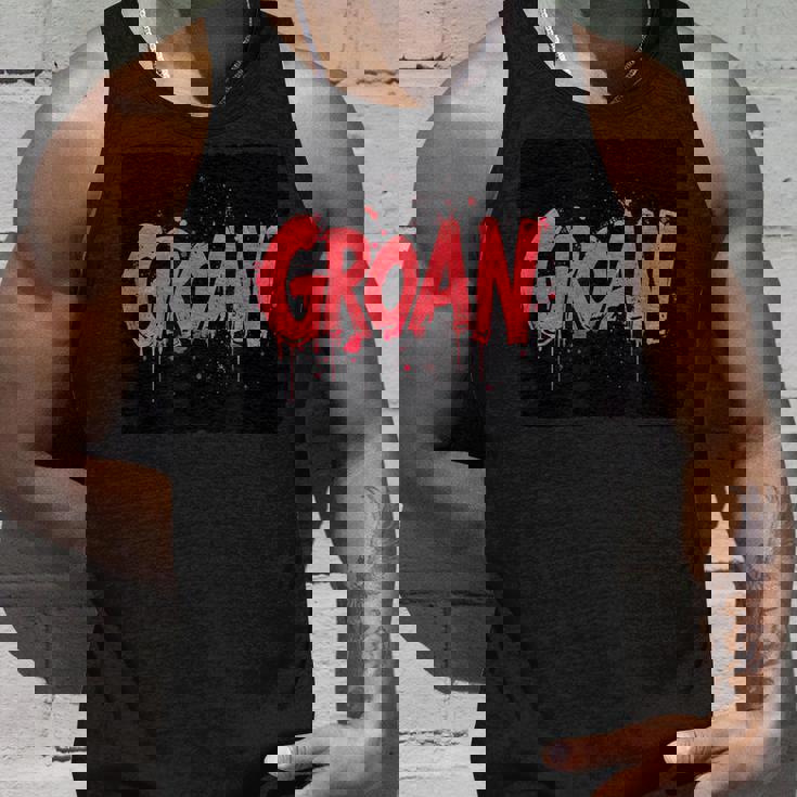 うめき声の衣装で苦労を表現しましょう。 タンクトップ 彼への贈り物